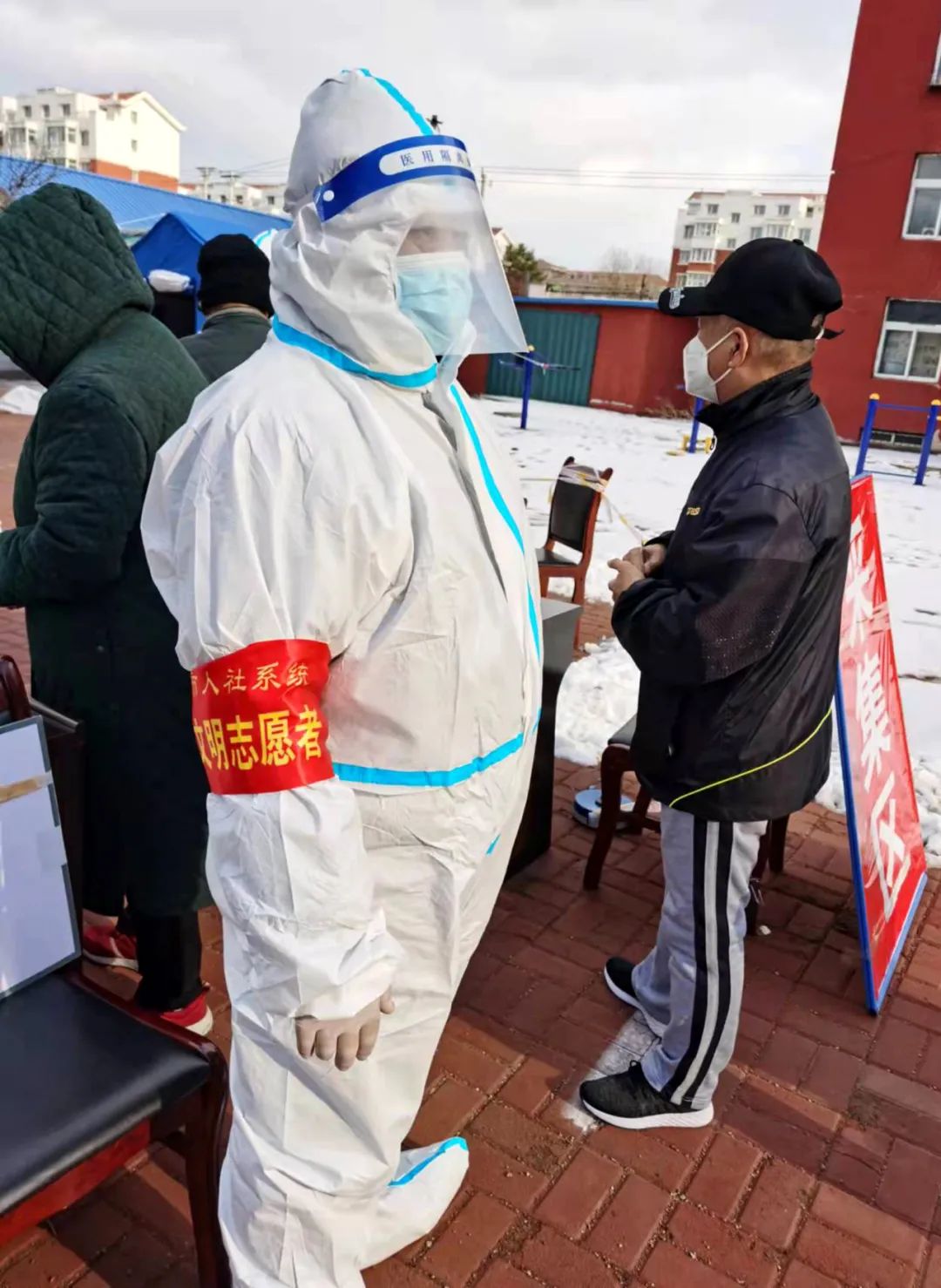 筑防线党旗迎风展 战疫情人社有担当2.jpg