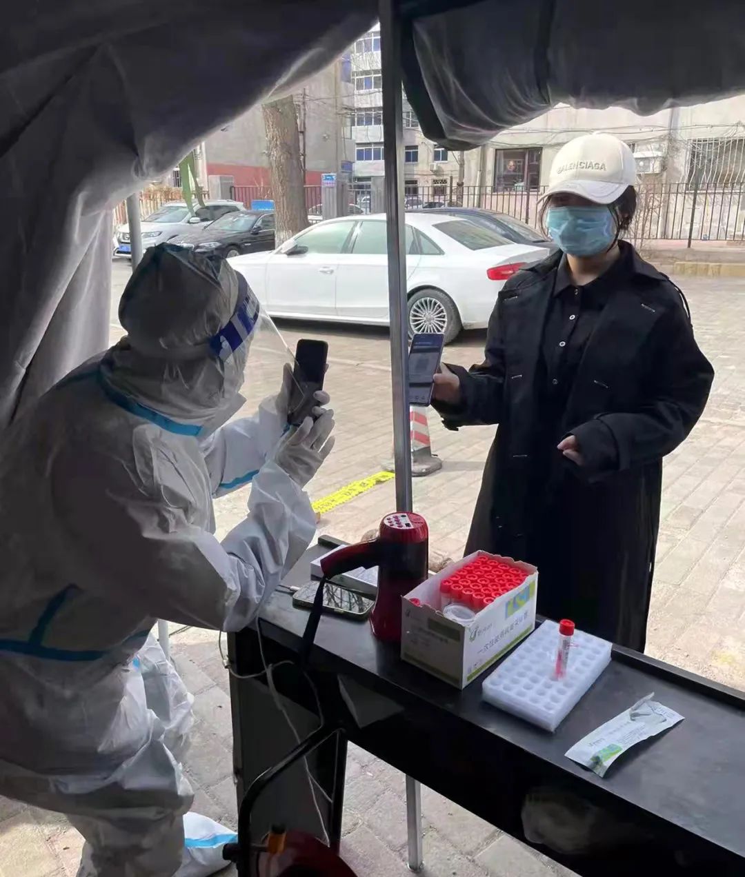 筑防线党旗迎风展 战疫情人社有担当4.jpg